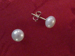 [ 7.5mm round white pearl earrings. ]