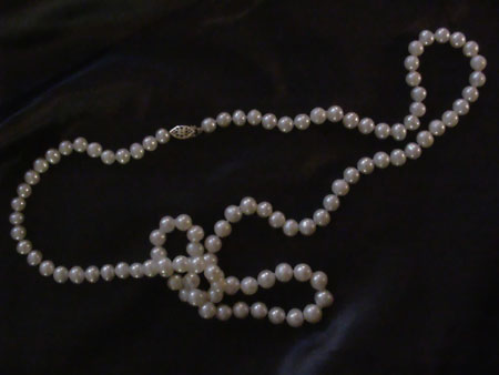 30-32 in. round white pearl necklace 7.5-8.3 mm.